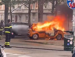 Davanti al liceo classico Cavour va a fuoco una Fiat Panda