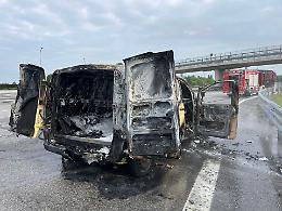 Furgone prende fuoco improvvisamente sull'autostrada Torino-Savona