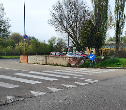 Incidente distrugge muretto: «Dopo 2 anni verrà riparato»