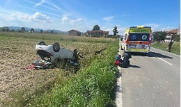 Perde il controllo del veicolo, l'auto si cappotta e finisce nel campo