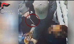 Rapina i passanti con il coltello, arrestato un ragazzo di 20 anni