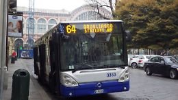 Tentata rapina sul bus 64: passeggero preso a pugni e un vetro va in frantumi