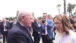 Giorgia stringe la mano a De Luca: "Presidente sono quella str.... della Meloni, come sta?" (GUARDA IL VIDEO)