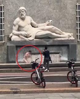 Incredibile a Torino, si tuffa nudo nella fontana del Po in piazza Cln - IL VIDEO