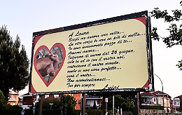 Chiede perdono all'amata con un maxi cartellone pubblicitario: «Scegli ancora me». C'è il lieto fine?