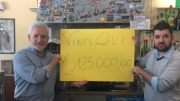 Nel bar vinti 125mila euro al Superenalotto ma nessuno se ne accorge. Poi scoppia la festa 