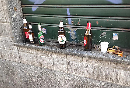 Musica alta, rifiuti, schiamazzi: «Quel bar non ci fa dormire»