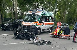 Si schianta contro un'auto con lo scooter: è gravissimo al Cto