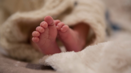 Neonata con due mamme: il Comune di Ivrea nega il riconoscimento
