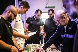 I detenuti evadono dal carcere. Ma è solo un gioco da tavola... - LE FOTO