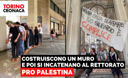 I Pro Palestina costruiscono un "muro" in via Po e poi si incatenano all'università - IL VIDEO