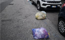 Abbandonano i rifiuti in mezzo alla strada: «Raccolta differenziata da terzo mondo»