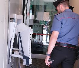 Fanno esplodere il Postamat, ma fuggono senza refurtiva: fallisce il colpo della "banda dei bancomat"
