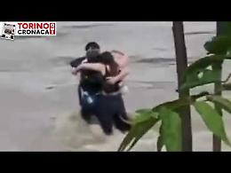 L'ultimo abbraccio disperato nel fiume, poi la piena travolge tre ragazzi - IL VIDEO