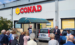 Nel quartiere chiude anche il Conad, residenti in strada per protesta
