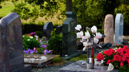 Furto al cimitero: si reca a far visita alla tomba della madre ma la lapide non c'è più