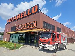 Incendio da Pittarello, evacuato il punto vendita. Paura per due operai