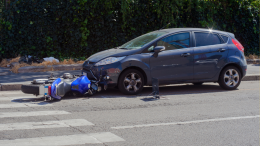 Incidente alla rotonda del Gialdo a Chieri: lo scooter si ribalta