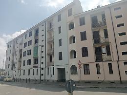 Il palazzo popolare in mano agli abusivi: «Tre occupazioni in due giorni»