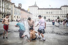 L’ultima campanella,
poi la festa in piazza
«La scuola è finita!»