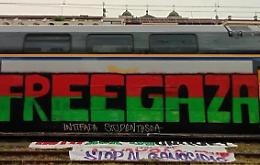 Treni imbrattati, scritte e minacce sui palazzi: tutti gli atti vandalici del corteo (LE FOTO)