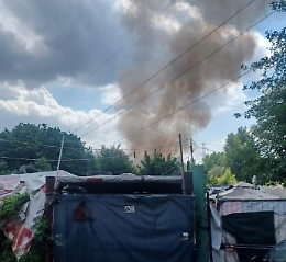 Un altro incendio tra le baracche, a fuoco cavi elettrici e immondizia