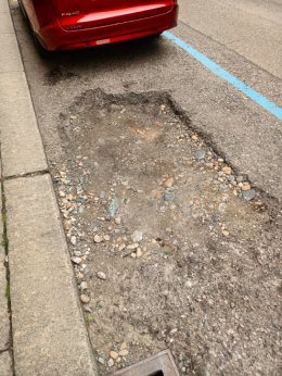 Buche in via Allioni: "E bisogna pure pagare le strisce blu"