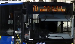 Lite sul 70 per il cane senza museruola, autobus bloccato per un’ora