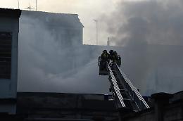 Il garage prende fuoco: paura nel palazzo di Barriera