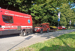 Minaccia di buttarsi in acqua, una donna fermata e portata in ospedale