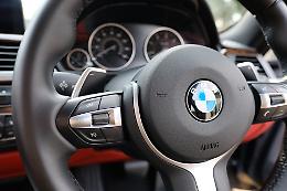 VIDEO - Assalto alle Bmw parcheggiate: ecco come volanti e optional sparivano nel nulla