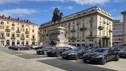 Piazza Bodoni si riempie di auto sportive: è tutto pronto per la "1000 Miglia"