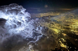 Il temporale su Torino: la straordinaria foto (dall'aereo) che conquista il web