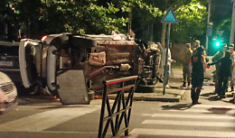 Terribile incidente nella notte, un'auto si ribalta all'incrocio