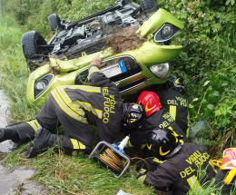 L'auto si capovolge dopo un tamponamento, una donna ferita nell'incidente stradale