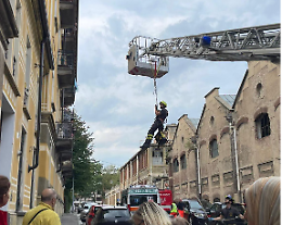 Si sente male nella casa “trappola”, soccorsa dai pompieri con l’autoscala