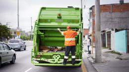 Cade dal camion dei rifiuti, operatore ecologico in coma
