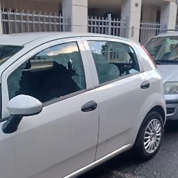 Raid nella notte, spaccano i finestrini a 13 auto parcheggiate