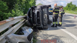 L'auto si ribalta e il guardrail sfonda il parabrezza ed "entra" nell'abitacolo: ferita un'automobilista nell'incidente