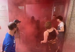 Gli studenti di Hamas incatenati ai cancelli del Poli, botte con la security