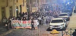 Corteo e scritte per protestare contro lo stupro. Ma per la polizia non c'è stato