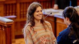 Il regalo (dopo l'elezione) a Ilaria Salis: ora  è libera e torna in Italia