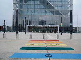 Pride, Extincion Rebellion fa strisce arcobaleno alla Regione (ma stavolta va male)