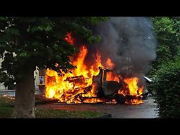 Incendiano il camper alle case popolari, paura a Mirafiori