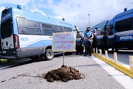 I No Tav scaricano letame al corteo «Contro le grandi opere»