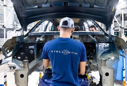 Dopo le auto, Stellantis sposta all'estero anche gli operai (in cassa)