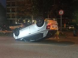 Si ribalta con l'auto dopo lo scontro: donna di 45 anni al Cto