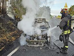 L'auto prende fuoco in marcia sull'Aurelia, una coppia di torinesi si salva in extremis