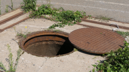 Camminando cade in un tombino: era lasciato aperto e senza protezioni 