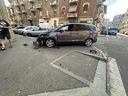 Barriera di Milano, carambola tra tre auto all'incrocio